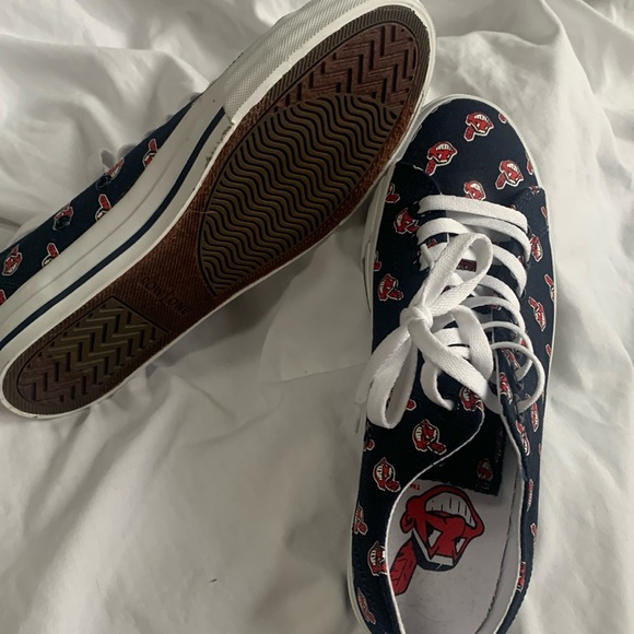 Chief Wahoo Indians logo shoe never worn! Womens 8.5 mens 7. - Picture 1 of 3